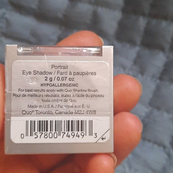 Eyeliner and eye shadow - Picture 2 of 3